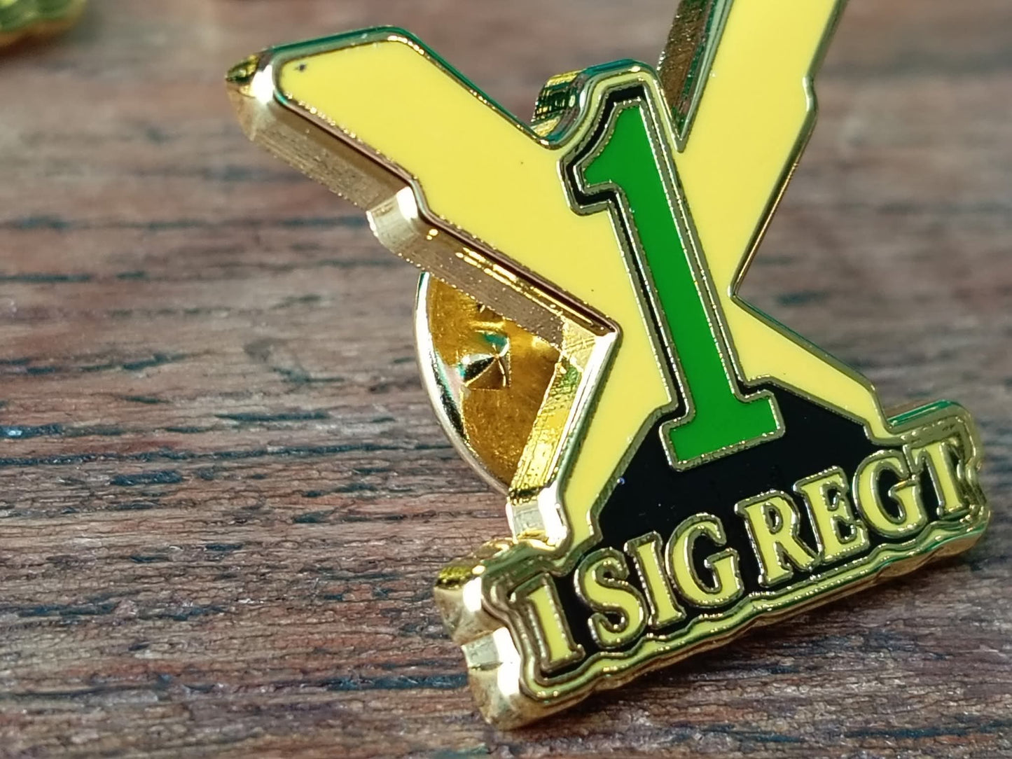 1 SIGNAL REGIMENT – HARD ENAMEL PIN ⚡